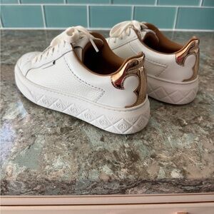 Tory Burch Ladybug Sneakers in white/rose gold Size 6